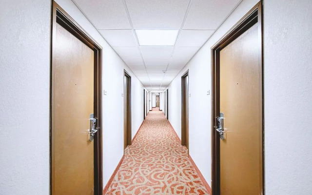 Norwood Inn & Suites Milwaukee
