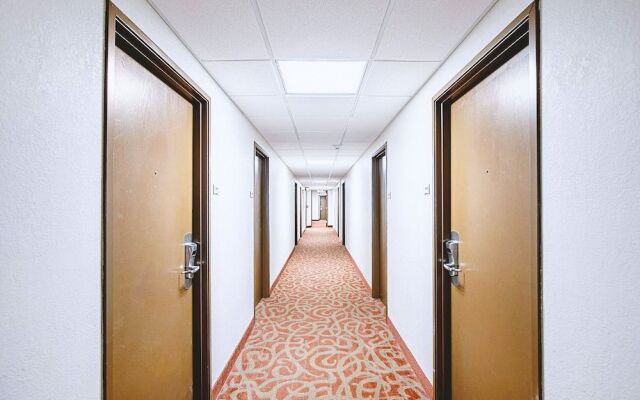 Norwood Inn & Suites Milwaukee