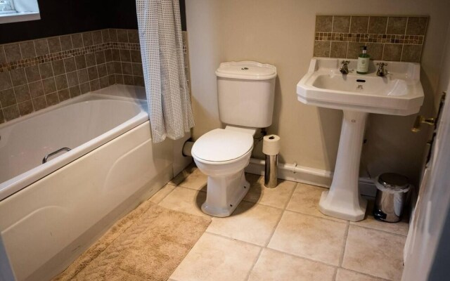 Stay Comfortable-close to City Centre-4 Bed House!