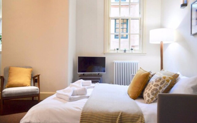 2 Bedroom Apartment on Royal Mile