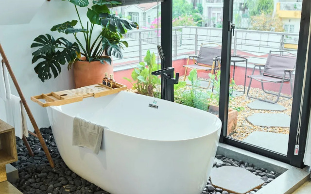 Kin Wander Tan Phong, The Moonage