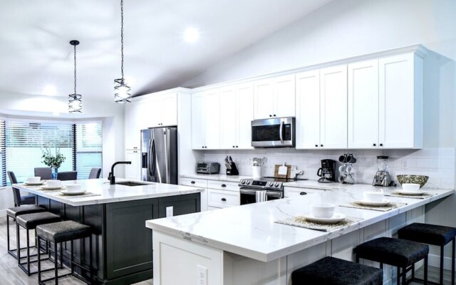 Beautiful 5-bdrm Vacation Home W/heated Pool !