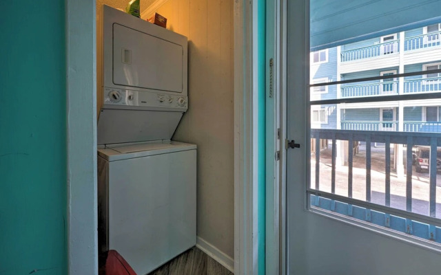 Condo w/ Balcony & Pool: Walk to 2 Beach Accesses!