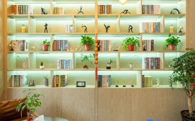 Waiting Hotel(Shanghai Xujiahui Stadium)