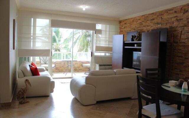 Beachfront 2 bdr apt with beautiful views