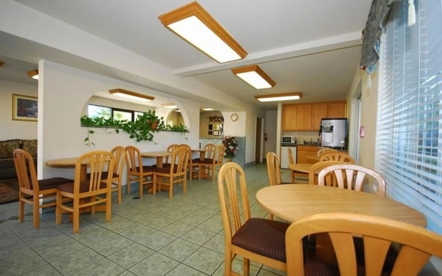 Cloverdale Wine Country Inn & Suites