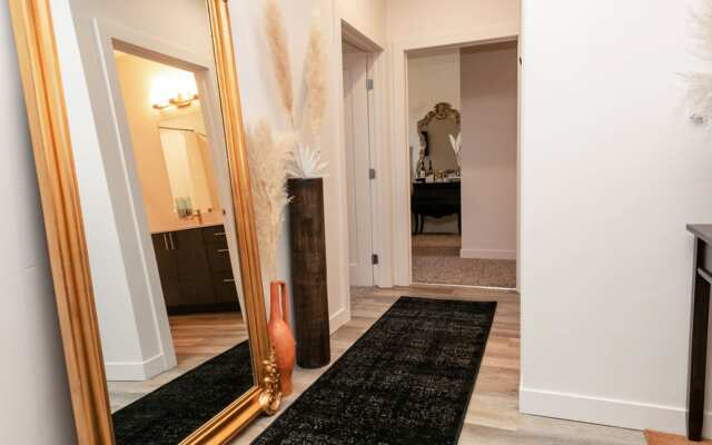 HOLT - Modern, Newly Renovated 2BR in Willits Town Center