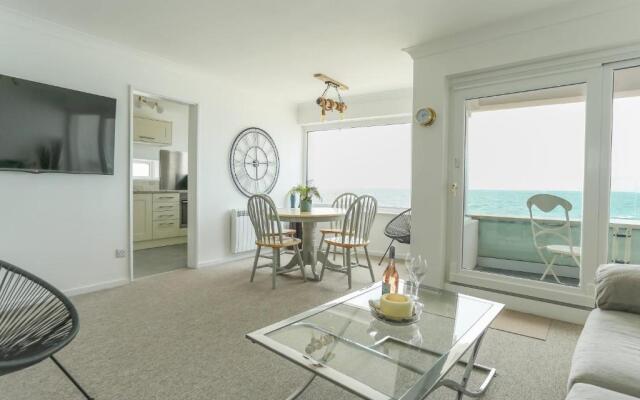 Tides - Beach Front Apartment in Bracklesham Bay