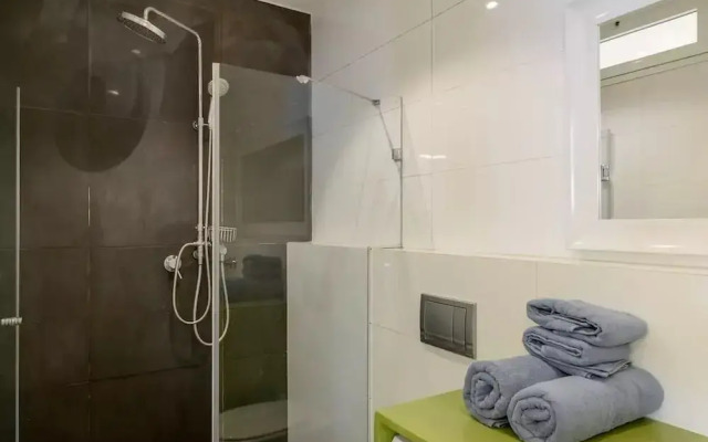 2Rooms Perfect Location  1Min to  Beach