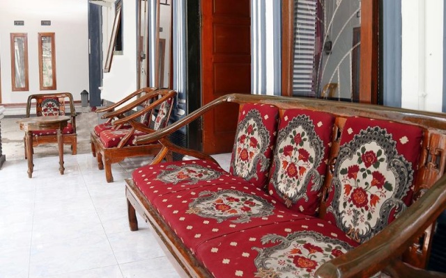 OYO 956 Penginapan Eby – Guest Rooms – Padang