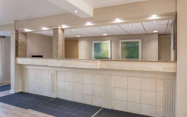 Days Inn & Suites by Wyndham Roseville/Detroit Area