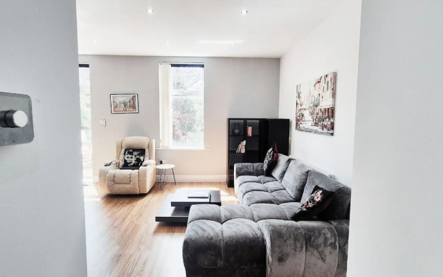Stylish & Modern 2BR Flat