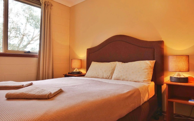 Twelve Apostles Motel & Country Retreat