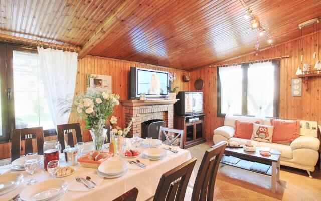 Villa Paradiso: Near beach, superb pool and garden