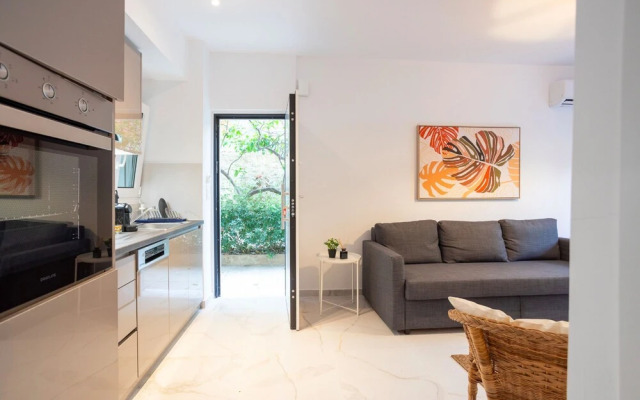 Renovated 2-bedroom Apt Near the Athenian Coast