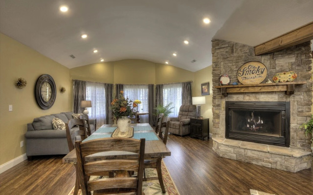 Running Bear #3375 3 Bedroom Cabin