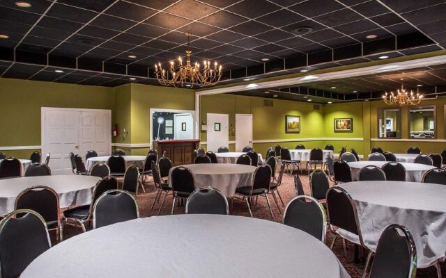 Econo Lodge Inn & Suites