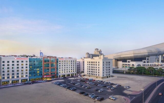 Hilton Garden Inn Dubai, Mall Avenue