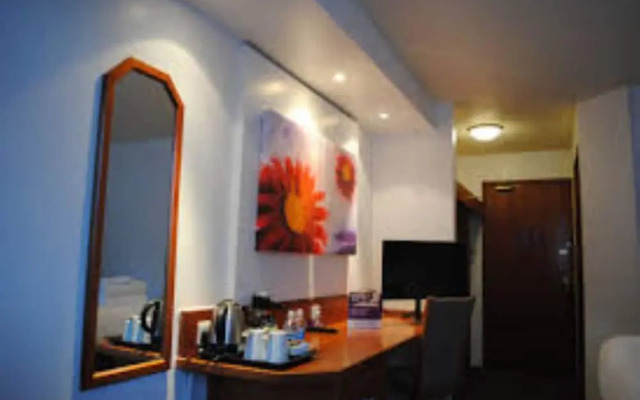 OYO Bluemont Hotel
