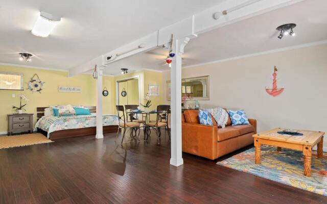 Santa Barbara Cozy Studio with Private Patio