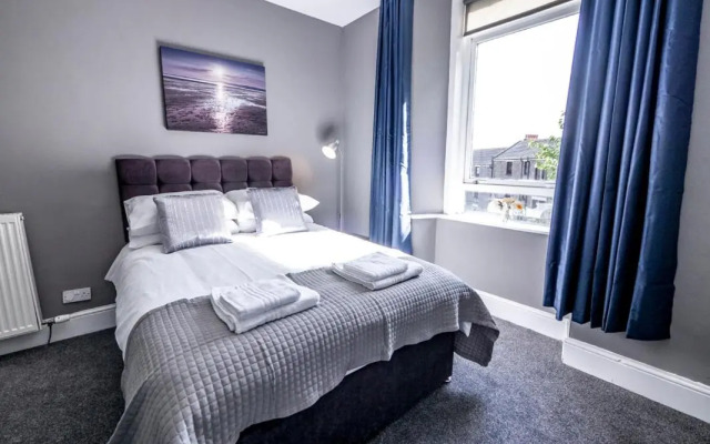 New Superhost Listing: Bright flat nr. University