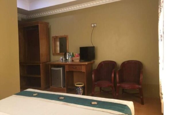 Royal Land Hotel