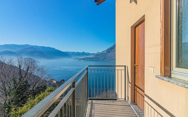 Sunny Varenna Apartment