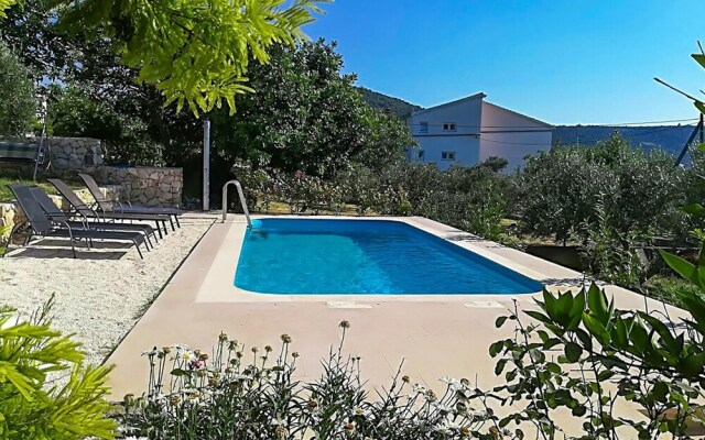 Beautiful Home in Vinisce With Wifi and 4 Bedrooms