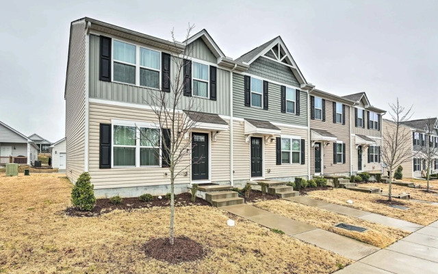 Pet-friendly Nashville Townhome: 10 Mi to Dtwn