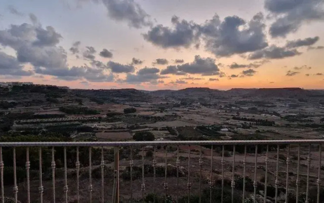 Modern 4-bed Home in Ix-xaghra, Valley View Pool