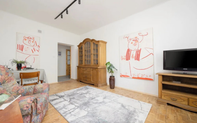 Traditional Warsaw Apartment by Renters