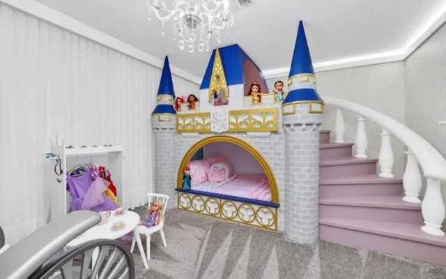 2940 Penel 9 Bedroom Home