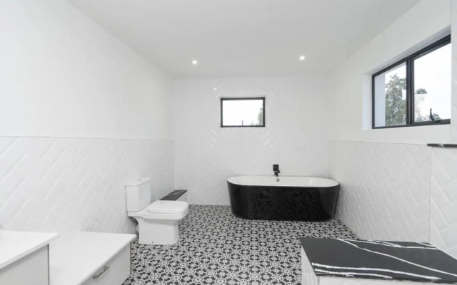 Private Modern 10 bdrm Home tucked away in Sandton