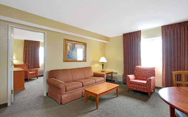 Days Inn and Suites by Wyndham St. Louis/Westport Plaza