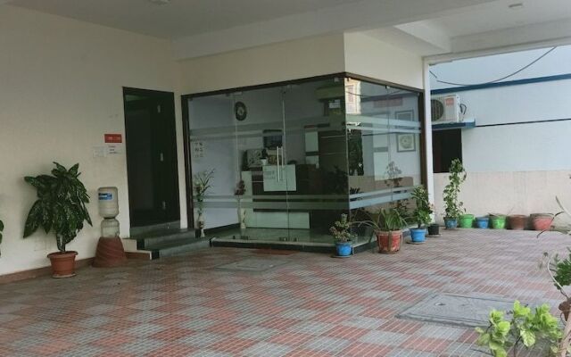 R Hotel - Manapakkam