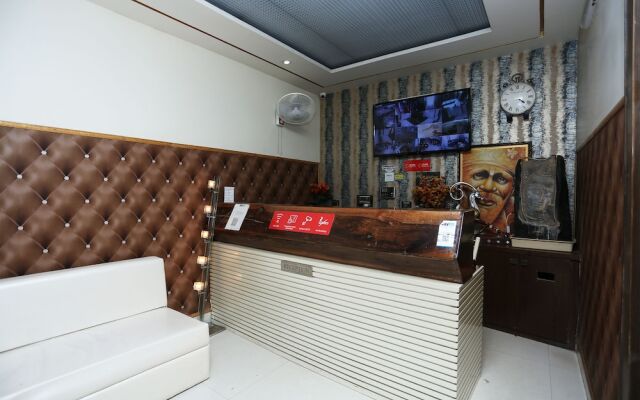 OYO 8183 Hotel Sandal Wood