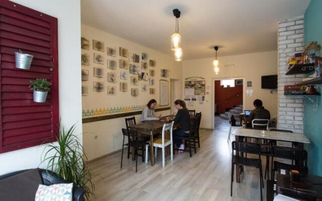 Falling Lakes Hostel