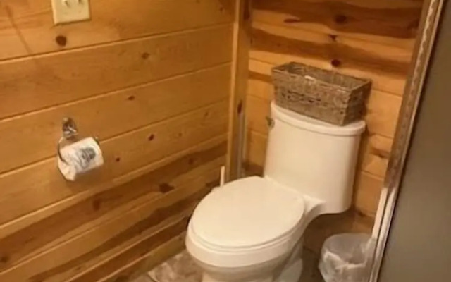 Crooked Pine Cabin With Swing and Hot Tub on the Deck by Redawning