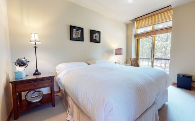 Solstice 18 Beautiful and Modern, Private Washer Dryer, Close to Eagle Lodge by RedAwning