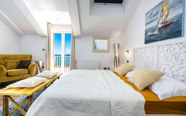 Private Seaside Villa Sleeps 10 With Infinity Pool