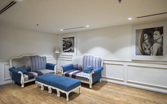 OYO Home 44050 Essential Studio Empire Marriot