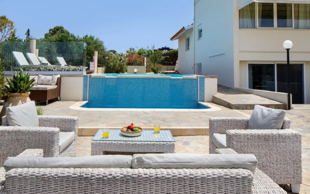 Villa Elihrisos-private Heated Pool Near the sea