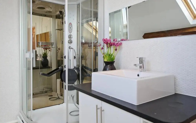 Modern Apartment in Llanbedrog Britain Near Beach