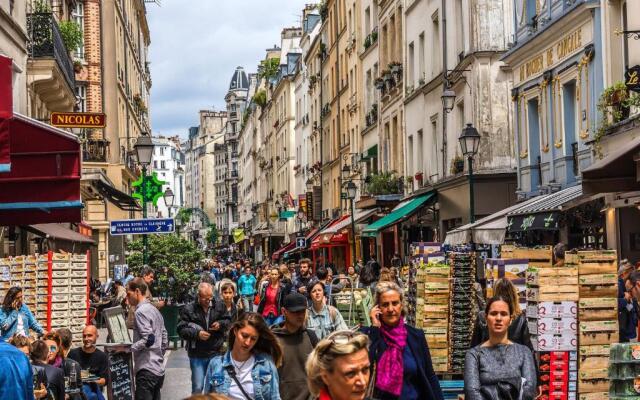 New Stunning 4 Bdrs Apt, With AC – Le Marais