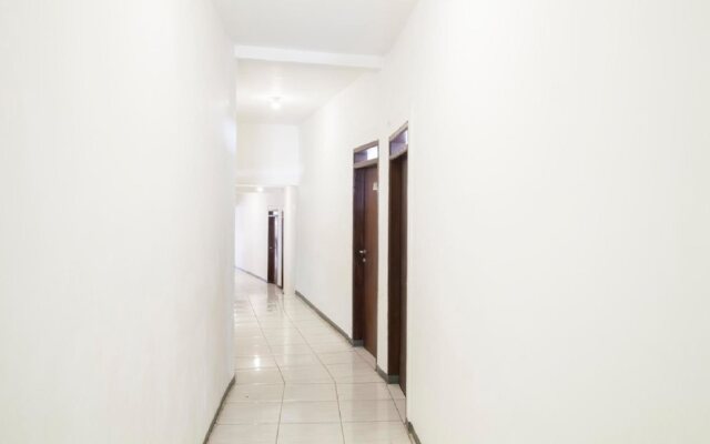 RedDoorz Plus near Songgoriti Temple