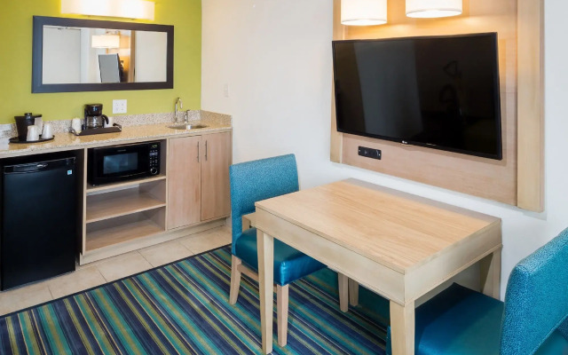 Comfort Suites Beachfront