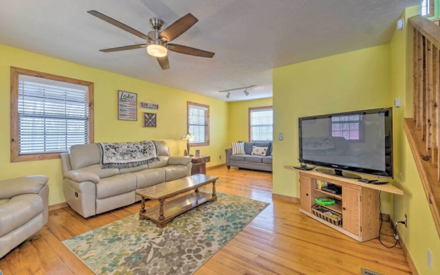 Lake House w/ Hot Tub + Fire Pit - 1 Mi to Marina!