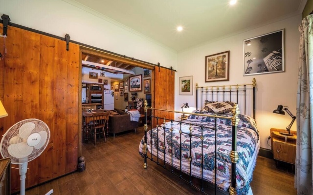 The Spotted Cow-city fringe & free wine – Guest Rooms – Adelaide