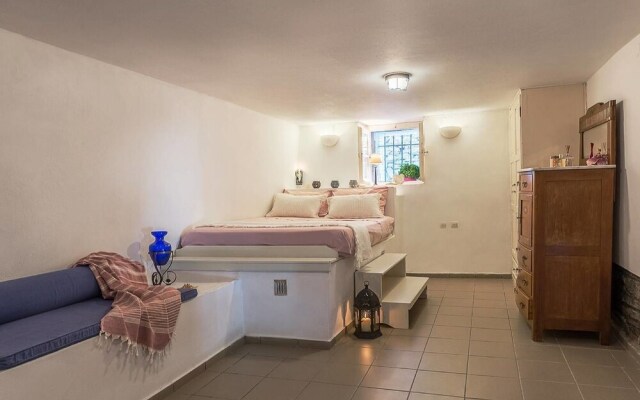 "Aura" apt in Stone Tower 1690 • Andros