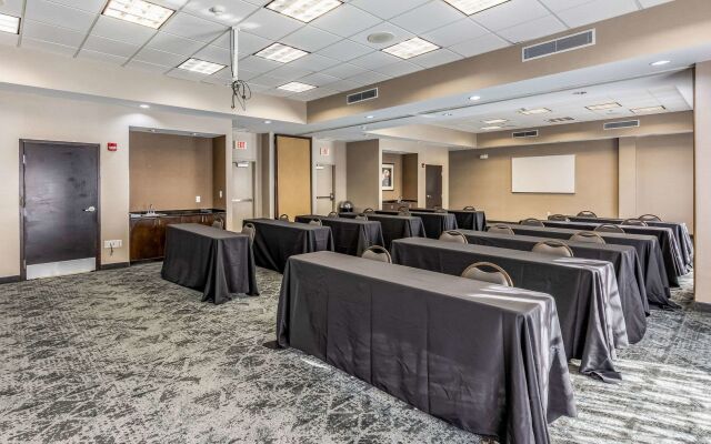 Отель Holiday Inn Express & Suites Lexington